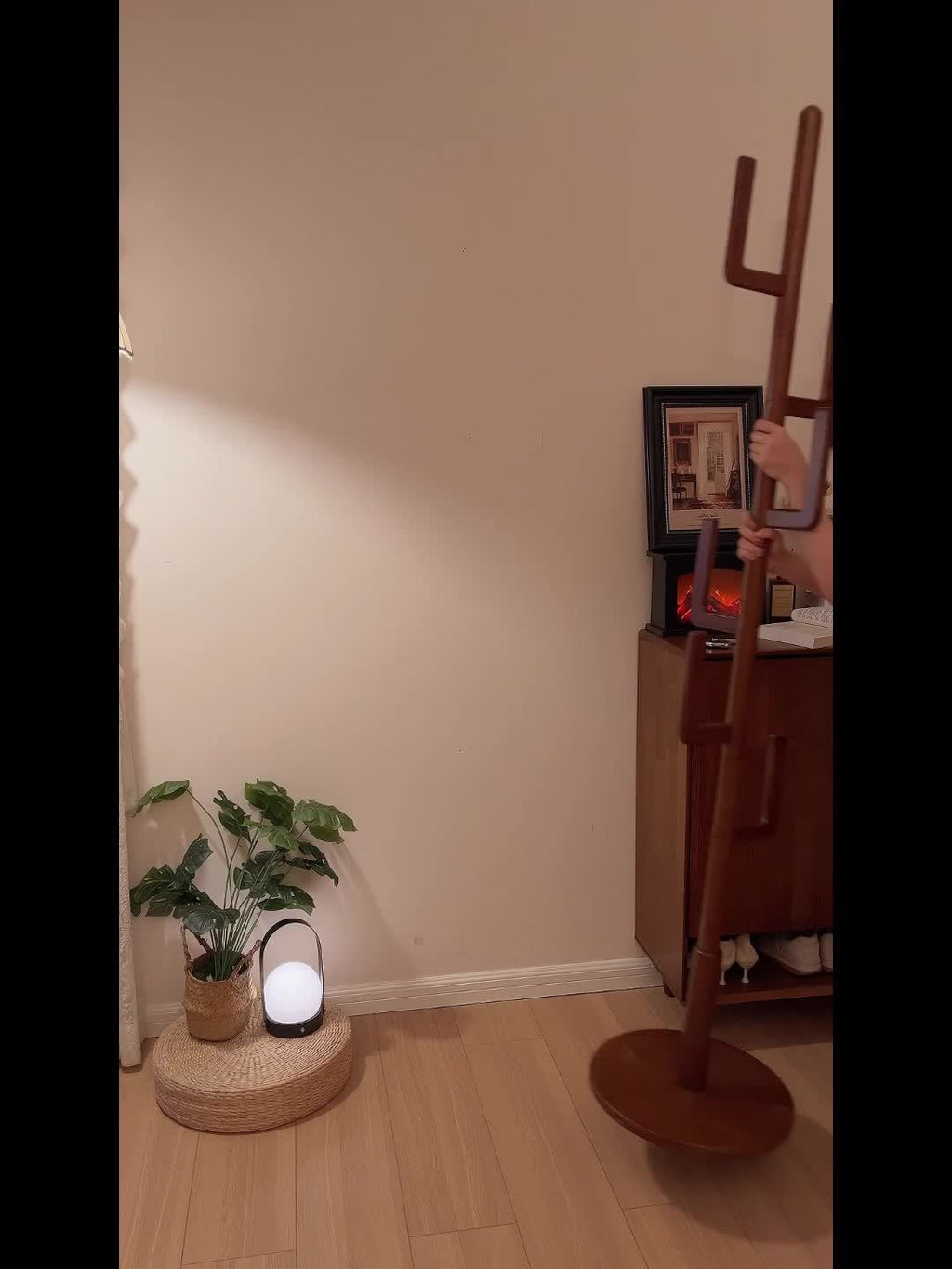 KASLANDI Solid Wood Cactus Coat Rack, Classic with Grid Shelf And 1.59 gal-shaped Hooks